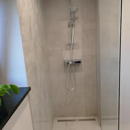 Dom wakacyjny Ceglany Z Jacuzzi, Nad Jeziorem, Przy Lesie Tomaszkowo