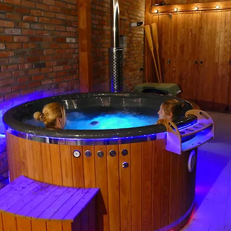 Ceglany Z Jacuzzi, Nad Jeziorem, Przy Lesie