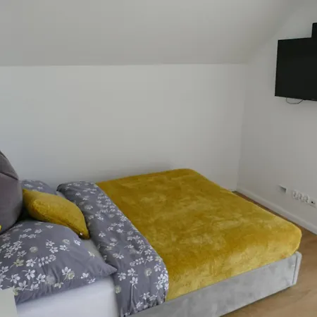 Ceglany Z Jacuzzi, Nad Jeziorem, Przy Lesie