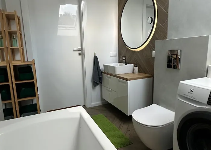 Ceglany Z Jacuzzi, Nad Jeziorem, Przy Lesie